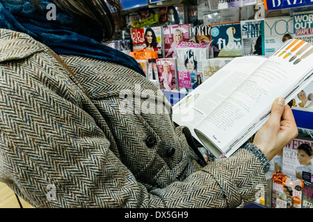 Frauen Lesen einer Zeitschrift in einem Geschäft. Stockfoto