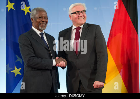 Berlin, Deutschland. 18. März 2014. Der deutsche Außenminister Frank-Walter Steinmeier (SPD, R) trifft sich mit ehemaligen UN-Generalsekretär Kofi Annan im Auswärtigen Amt in Berlin, Deutschland, 18. März 2014. Foto: Maurizio Gambarini/Dpa/Alamy Live News Stockfoto