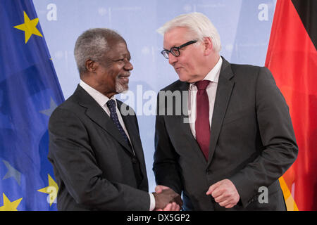 Berlin, Deutschland. 18. März 2014. Der deutsche Außenminister Frank-Walter Steinmeier empfängt ehemaligen Generalsekretär der Vereinten Nationen, Kofi Annan, zu Gesprächen im Auswärtigen Amt. Die Situation in Syrien Bürgerkrieg, aktuelle Entwicklungen und Konflikte auf dem afrikanischen Kontinent befinden sich im Zentrum des Gesprächs. / Bild: Kofi Annan, ehemaliger Generalsekretär der Vereinten Nationen und der deutsche Außenminister Frank-Walter Steinmeier (SPD). Bildnachweis: Reynaldo Chaib Paganelli/Alamy Live-Nachrichten Stockfoto