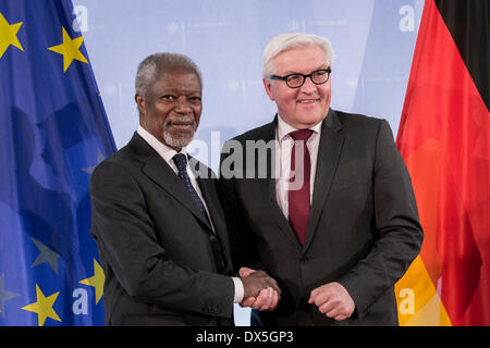 Berlin, Deutschland. 18. März 2014. Der deutsche Außenminister Frank-Walter Steinmeier empfängt ehemaligen Generalsekretär der Vereinten Nationen, Kofi Annan, zu Gesprächen im Auswärtigen Amt. Die Situation in Syrien Bürgerkrieg, aktuelle Entwicklungen und Konflikte auf dem afrikanischen Kontinent befinden sich im Zentrum des Gesprächs. / Bild: Kofi Annan, ehemaliger Generalsekretär der Vereinten Nationen und der deutsche Außenminister Frank-Walter Steinmeier (SPD). Bildnachweis: Reynaldo Chaib Paganelli/Alamy Live-Nachrichten Stockfoto