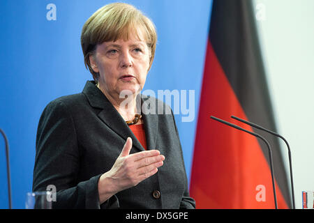 Berlin, Deutschland. 18. März 2014. Deutsche Bundeskanzlerin Angela Merkel (CDU) spricht während einer Pressekonferenz im Bundeskanzleramt in Berlin, Deutschland, 18. März 2014. Foto: Maurizio Gambarini/Dpa/Alamy Live News Stockfoto