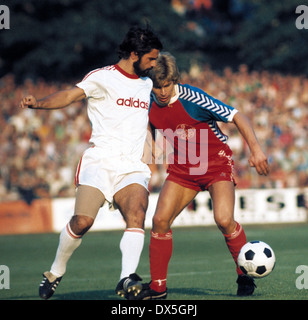 Fußball, Bundesliga, 1975/1976, Grotenburg Stadion, FC Bayer 05 Uerdingen vs. FC Bayern München 2:1, Szene des Spiels, Gerd Müller (FCB) links und Norbert Brinkmann (Uerdingen) Stockfoto