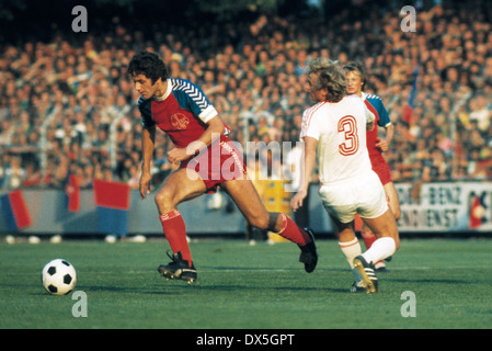 Fußball, Bundesliga, 1975/1976, Grotenburg Stadion, FC Bayer 05 Uerdingen vs. FC Bayern München 2:1, Szene des Spiels, Paul Hahn (Uerdingen) links und Bernd Duernberger (FCB) Nr. 3 Stockfoto