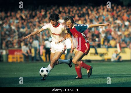 Fußball, Bundesliga, 1975/1976, Grotenburg Stadion, FC Bayer 05 Uerdingen vs. FC Bayern München 2:1, Szene des Spiels, Klaus Wunder (FCB) links und Lorenz-Günter Koestner (Uerdingen) Stockfoto