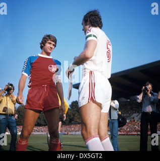 Fußball, Bundesliga, 1975/1976, Grotenburg Stadion, FC Bayer 05 Uerdingen vs. FC Bayern München 2:1, begrüßen zu dürfen, der Teamleiter Paul Hahn (Uerdingen) links und Franz Beckenbauer (FCB) Stockfoto