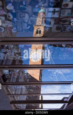 Bissara Turm Reflexion über einen Marktstand in Piazza dei Signori, Vicenza, Italien Stockfoto