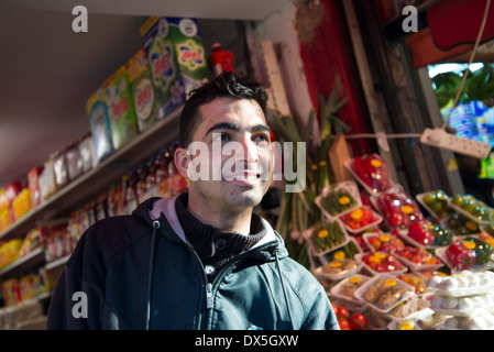 Obst und Gemüse einkaufen, Verkäufer, Brixton, London, UK Stockfoto