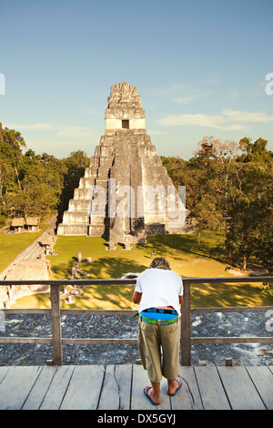 Mann fotografiert Tempel des Jaguars in Tikal Grand Plaza, Guatemala, sonnig Stockfoto