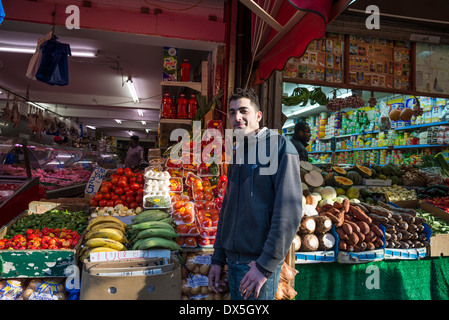 Obst und Gemüse einkaufen, Verkäufer, Brixton, London, UK Stockfoto