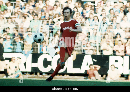 Fußball, Bundesliga, 1975/1976, Stadion bin Boekelberg, Borussia Moenchengladbach gegen FC Bayern München 4:1, Szene des Spiels, Franz Beckenbauer (FCB) Stockfoto