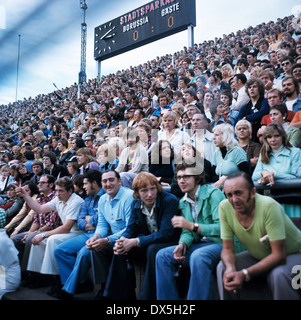 Fußball, Bundesliga, 1975/1976, Stadion bin Boekelberg, Borussia Moenchengladbach gegen FC Bayern München 4:1, Besucher im Boekelberg Stadion Fußball Fans, Nordkurve, Anzeiger Stockfoto