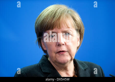 Berlin, Deutschland. 18. März 2014. Deutsche Bundeskanzlerin Angela Merkel (CDU) spricht während einer Pressekonferenz im Bundeskanzleramt in Berlin, Deutschland, 18. März 2014. Foto: Maurizio Gambarini/Dpa/Alamy Live News Stockfoto