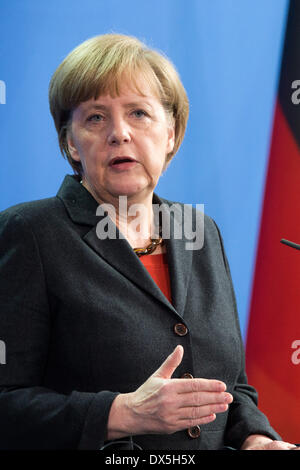 Berlin, Deutschland. 18. März 2014. Deutsche Bundeskanzlerin Angela Merkel (CDU) spricht während einer Pressekonferenz im Bundeskanzleramt in Berlin, Deutschland, 18. März 2014. Foto: Maurizio Gambarini/Dpa/Alamy Live News Stockfoto