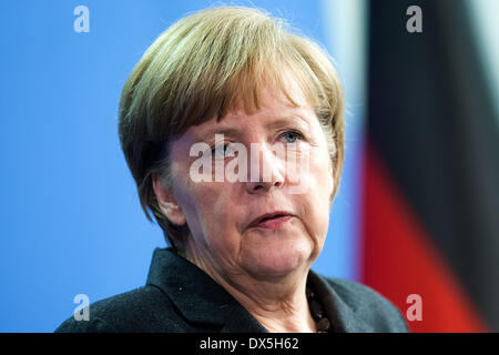 Berlin, Deutschland. 18. März 2014. Deutsche Bundeskanzlerin Angela Merkel (CDU) spricht während einer Pressekonferenz im Bundeskanzleramt in Berlin, Deutschland, 18. März 2014. Foto: Maurizio Gambarini/Dpa/Alamy Live News Stockfoto