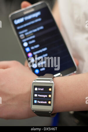 Wearable Technology Show, Olympia, London: Samsung Galaxy Gear smart Watch und Handy Stockfoto