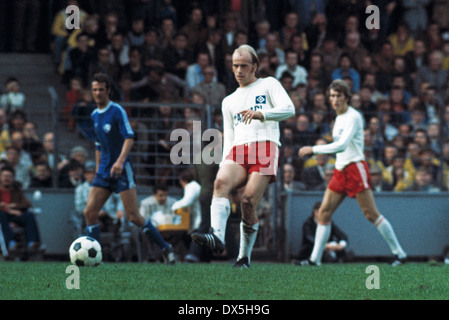 Fußball, Bundesliga, 1975/1976, Stadion der Castroper Straße, VfL Bochum vs. Hamburger SV 0:3, Horst Bertl (HSV) vorbei Stockfoto
