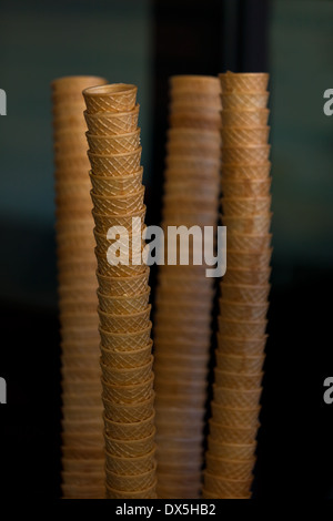 Ice Cream Cones Stacks auf dunklem Hintergrund. Vertikale erschossen Stockfoto