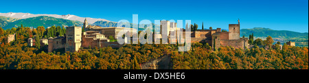 Panoramablick auf den maurischen Alhambra-Palast Islmaic abzurechnen und Befestigungen. Granada, Andalusien, Spanien. Stockfoto