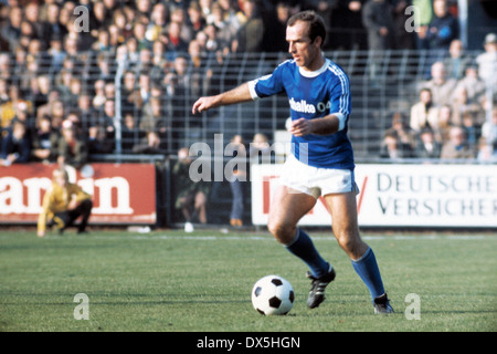 Fußball, Bundesliga, 1975/1976, Grotenburg Stadion, FC Bayer 05 Uerdingen vs. FC Schalke 04 3:2, Branko Oblak (S04) in Ballbesitz Stockfoto