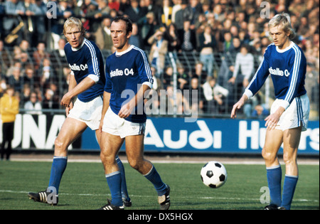 Fußball, Bundesliga, 1975/1976, Grotenburg Stadion, FC Bayer 05 Uerdingen vs. FC Schalke 04 3:2, Szene des Spiels, v.l.n.r. Rolf Ruessmann (S04), Branko Oblak (S04), Hannes Bongartz (S04) Stockfoto