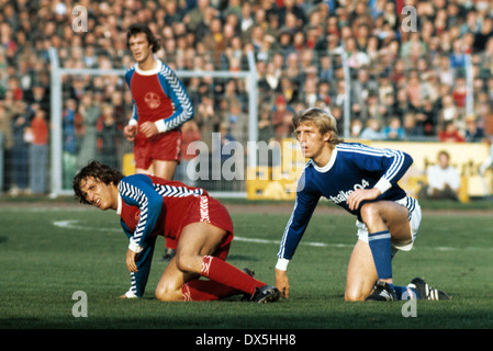 Fußball, Bundesliga, 1975/1976, Grotenburg Stadion, FC Bayer 05 Uerdingen vs. FC Schalke 04 3:2, Szene des Spiels, Hans-Jürgen Wloka (Uerdingen) links und Klaus Fichtel (S04) auf der Suche nach dem Ball Stockfoto