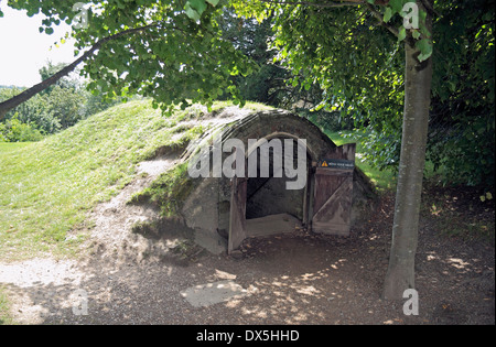 Eingang zu einem 17. Jahrhundert Icehouse mit Rasen Dach auf dem Gelände der Schlacht von Hastings, Battle, East Sussex, UK. Stockfoto