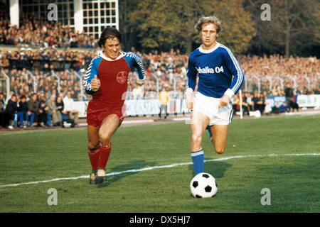 Fußball, Bundesliga, 1975/1976, Grotenburg Stadion, FC Bayer 05 Uerdingen vs. FC Schalke 04 3:2, links-Szene des Spiels, Hans-Jürgen Wloka (Uerdingen) und Klaus Fichtel (S04) Stockfoto