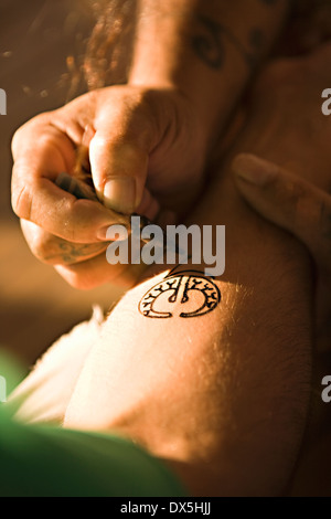 Tahitian Henna-Tattoo auf Mannes Unterarm, Nahaufnahme Stockfoto
