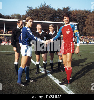 Fußball, Bundesliga, 1975/1976, Grotenburg Stadion, FC Bayer 05 Uerdingen vs. FC Schalke 04 3:2, Empfang der Teamleiter Helmut Kremers (S04) links und Paul Hahn (Uerdingen), hinter Schiedsrichter Karl Riegg und Assistenten Stockfoto