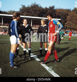 Fußball, Bundesliga, 1975/1976, Grotenburg Stadion, FC Bayer 05 Uerdingen vs. FC Schalke 04 3:2, Empfang der Teamleiter Helmut Kremers (S04) links und Paul Hahn (Uerdingen), hinter Schiedsrichter Karl Riegg und Assistenten Stockfoto