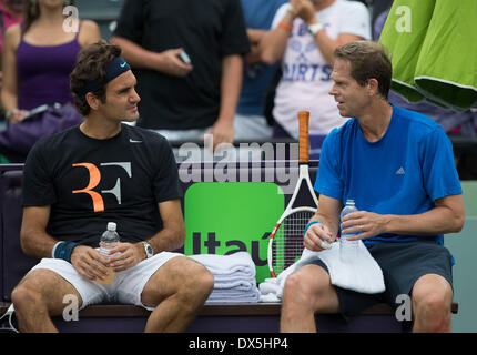 Key Biscayne, FL, USA. 18. März 2014.  Roger Federer der Schweiz spricht mit seinem Trainer Stefan Egberg an Crandon Park Tennis Centre, Key Biscayne, Miami, Florida in den Sony Open Tennisturnier, das in Miami 17-30 März 2014 läuft.  Bildnachweis: Mike Frey/Alamy Live-Nachrichten Stockfoto