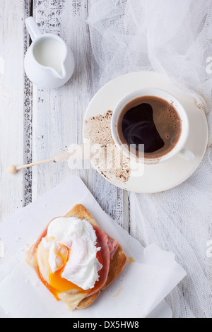 Draufsicht auf das Frühstück mit Kaffee und Toast mit Käse und Spiegelei serviert auf weißer Holztisch Stockfoto