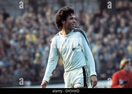 Fußball, Bundesliga, 1975/1976, Grotenburg Stadion, FC Bayer 05 Uerdingen vs. Borussia Mönchengladbach 1:1, Szene des Spiels, Frank Schaeffer (MG) Stockfoto