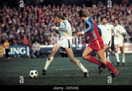 Fußball, Bundesliga, 1975/1976, Grotenburg Stadion, FC Bayer 05 Uerdingen vs. Borussia Mönchengladbach 1:1, Szene des Spiels, Henning Jensen (MG) in Ballbesitz Stockfoto