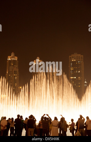 Die Leute zu beobachten die Dubai Fountain und Fotos bei Nacht, der Dubai Mall und Brunnen, Dubai, Vereinigte Arabische Emirate, Naher Osten Stockfoto