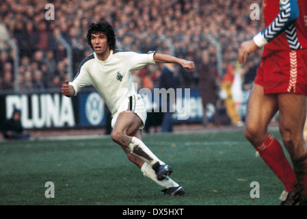 Fußball, Bundesliga, 1975/1976, Grotenburg Stadion, FC Bayer 05 Uerdingen vs. Borussia Mönchengladbach 1:1, Szene des Spiels, Frank Schaeffer (MG) Stockfoto