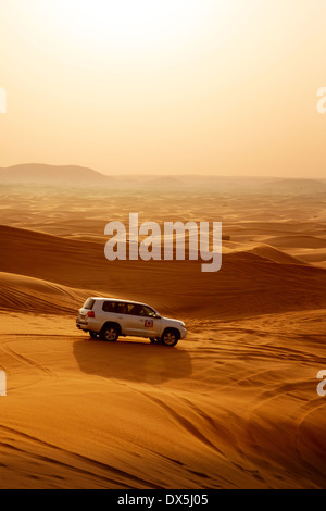 Ein 4-Rad Antrieb Jeep in der arabischen Wüste, Dubai desert Safari, Dubai, Vereinigte Arabische Emirate, Vereinigte Arabische Emirate, Naher Osten Stockfoto