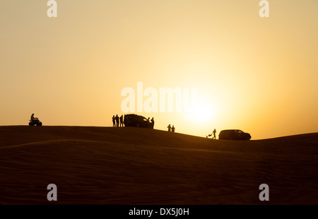 Dubai Wüstensafari - Menschen den Sonnenuntergang von den Dünen, Arabische Wüste, Dubai, Vereinigte Arabische Emirate, Vereinigte Arabische Emirate, Naher Osten Stockfoto