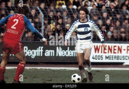 Fußball, Bundesliga, 1975/1976, Grotenburg Stadion, FC Bayer 05 Uerdingen vs. MSV Duisburg 0:4, Szene des Spiels, Lothar Schneider (MSV) in Ballbesitz Stockfoto