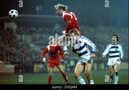 Fußball, DFB-Pokal 1975/1976, dritte Runde, Wedau Stadion, MSV Duisburg vs. Borussia Moenchengladbach 0:1, die nur 168 cm Größe Berti Vogts (MG) springt über Werner Schneider (MSV) in Richtung das goldene Goal für 0:1, links rechts Lothar Ulrich Stielike (MG) Stockfoto