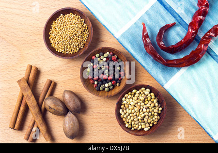 Paprika Senf Nüssen und Zimt auf hölzernen Hintergrund Stockfoto