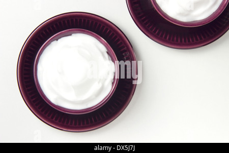 klassische cremige Dessert auf weißem Hintergrund Stockfoto