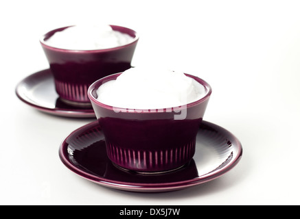 klassische Eis am weißen Tisch Stockfoto