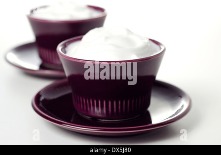 natürliche Milch Dessert auf weißen Tisch Stockfoto