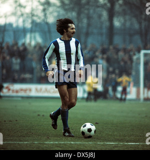 Fußball, Bundesliga, 1975/1976, Grotenburg Stadion, FC Bayer 05 Uerdingen gegen Hertha BSC Berlin 1:1, Szene des Spiels, Gerhard Grau (Hertha) in Ballbesitz Stockfoto