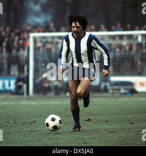 Fußball, Bundesliga, 1975/1976, Grotenburg Stadion, FC Bayer 05 Uerdingen gegen Hertha BSC Berlin 1:1, Szene des Spiels, Gerhard Grau (Hertha) in Ballbesitz Stockfoto