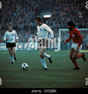 Fußball, Europameisterschaft, 1976, Qualifikation, Gruppe 8, Bein, Westfalen Stadion Dortmund, Deutschland gegen Malta 8:0, Szene des Spiels, Herbert Wimmer (DEU) in Ballbesitz zurück Stockfoto