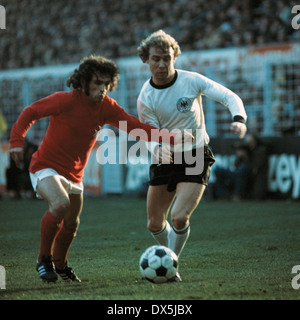 Fußball, Europameisterschaft, 1976, Qualifikation, Gruppe 8, Bein, Westfalen Stadion Dortmund, Deutschland gegen Malta 8:0, Szene des Spiels, Bernd Hoelzenbein (DEU) direkt zurück Stockfoto