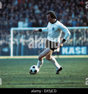 Fußball, Europameisterschaft, 1976, Qualifikation, Gruppe 8, Bein, Westfalen Stadion Dortmund, Deutschland gegen Malta 8:0, Szene des Spiels, Georg Schwarzenbeck (DEU) in Ballbesitz zurück Stockfoto