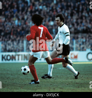 Fußball, Europameisterschaft, 1976, Qualifikation, Gruppe 8, Bein, Westfalen Stadion Dortmund, Deutschland gegen Malta 8:0, Szene des Spiels, Franz Beckenbauer (DEU) in Ballbesitz zurück Stockfoto